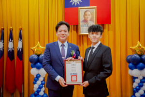 邱臣遠代理市長表揚模範警察溫智鈞。