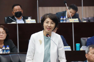 許縣長要結合國慶焰火茶博創造更大效益。（記者扶小萍攝）