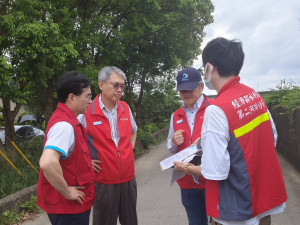 水利署林元鵬署長在第二河川分署楊人傑分署長陪同下，視察中港溪防汛整備情形。