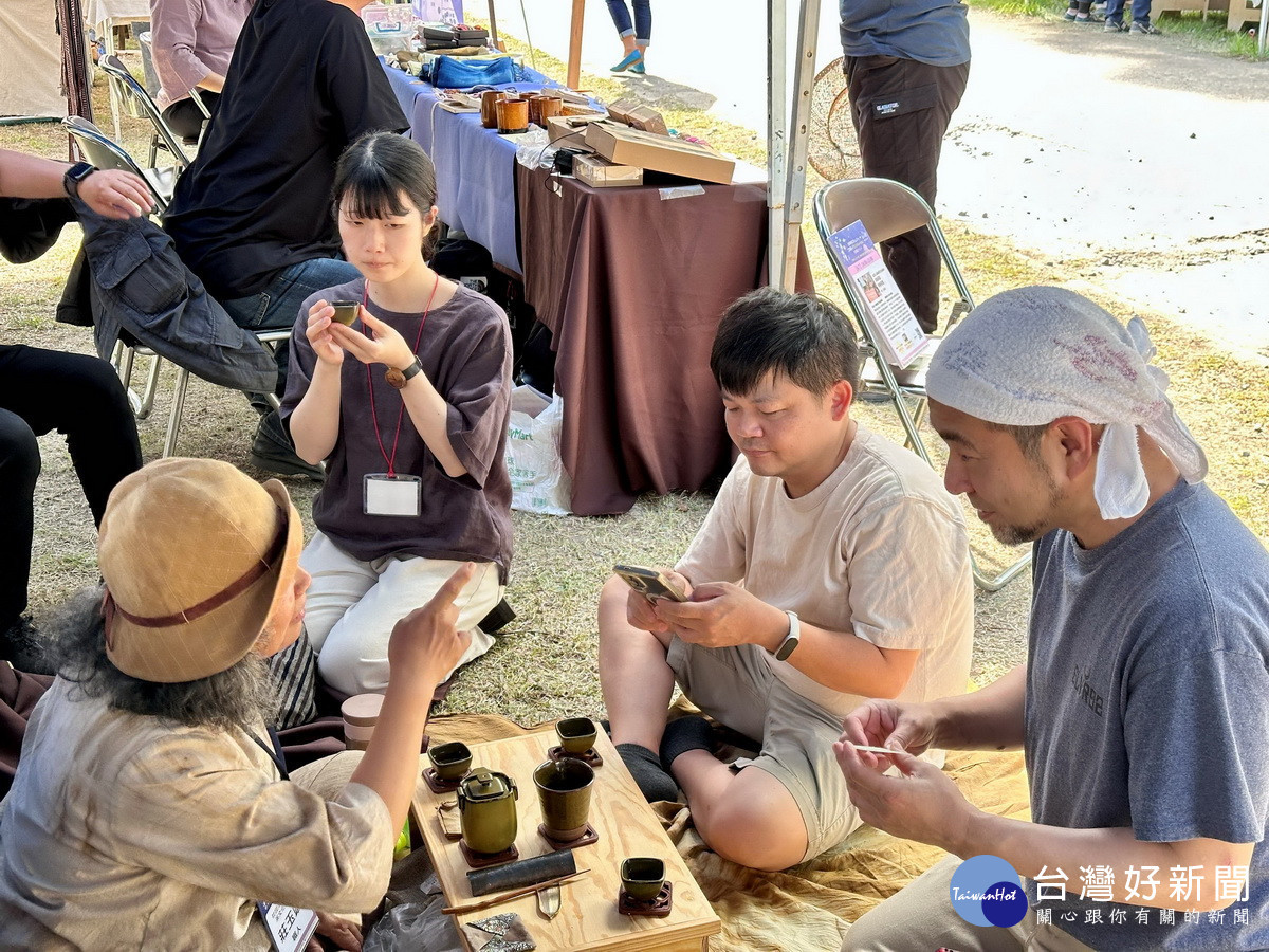 嘉義縣茶文化協進會莊玉端(左1)，帶領民眾體驗臺灣茶席品茗。（工藝中心提供）