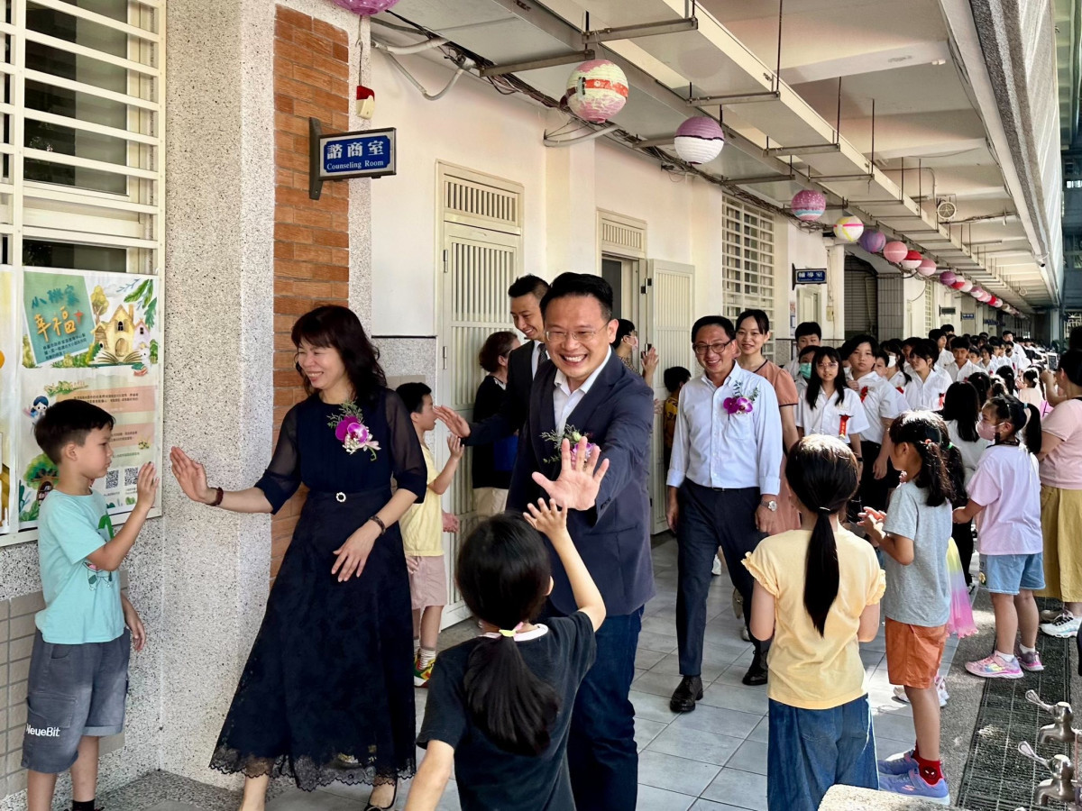 老校友蘇俊賓重返桃小畢業典禮        領小桃們最後一次校園巡禮