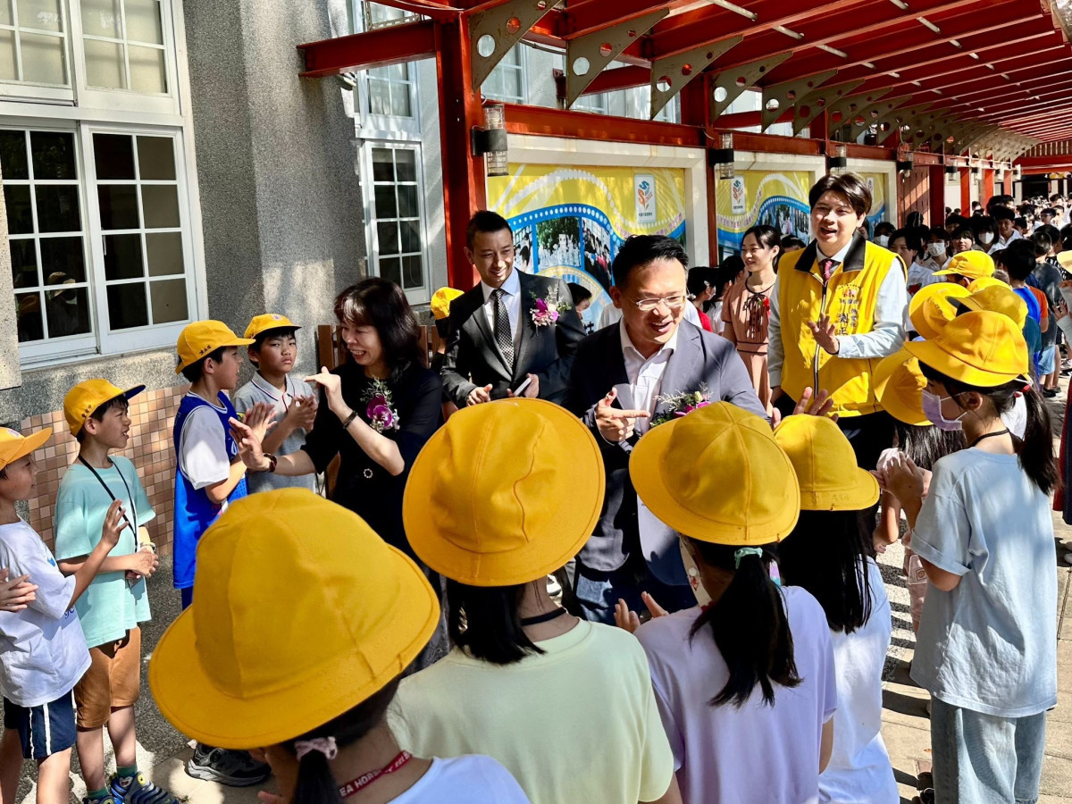 老校友蘇俊賓重返桃小畢業典禮        領小桃們最後一次校園巡禮