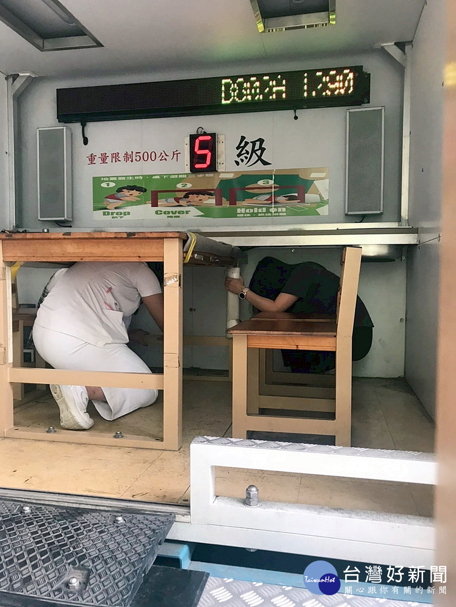 桃療向桃園市政府消防局申請地震體驗車，設置於大門口旁區域，讓同仁學習正確的避難和應變措施。(桃療提供)