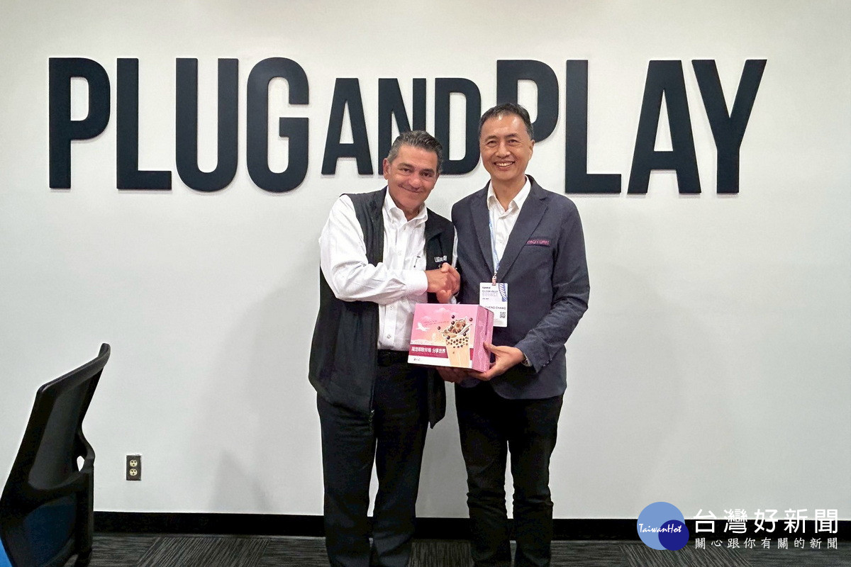 桃市府經發局長張誠致贈 Plug and Play 總裁 Saeed Amidhozour禮品。<br />
