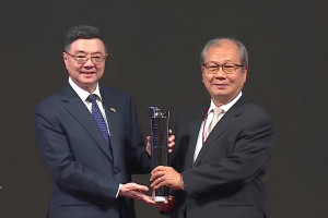 鄭芳田執行長（右）榮獲「經濟部國家產業創新獎」