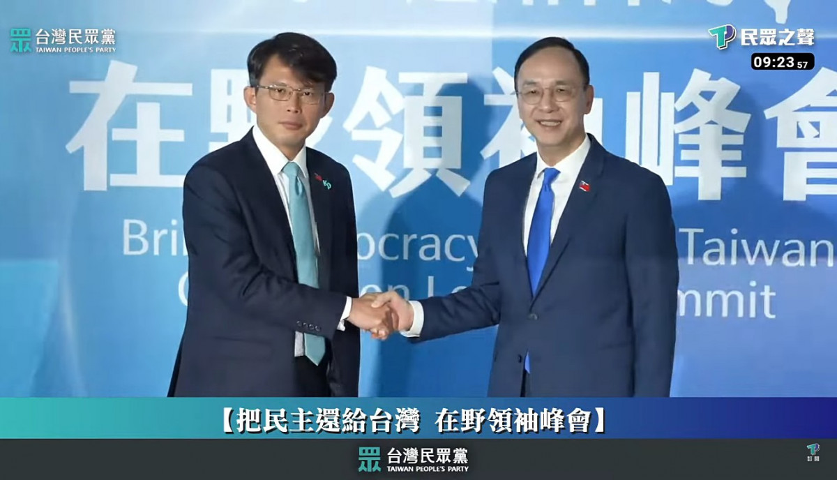 中國國民黨黨主席朱立倫（右）與台灣民眾黨黨主席黃國昌（左）。（圖／資料照片，圖源：翻攝自民眾之聲YouTube直播）