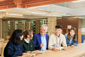 南華大學申請分發管道招生亮眼，校長高俊雄關心學生學習情況／南華大學提供