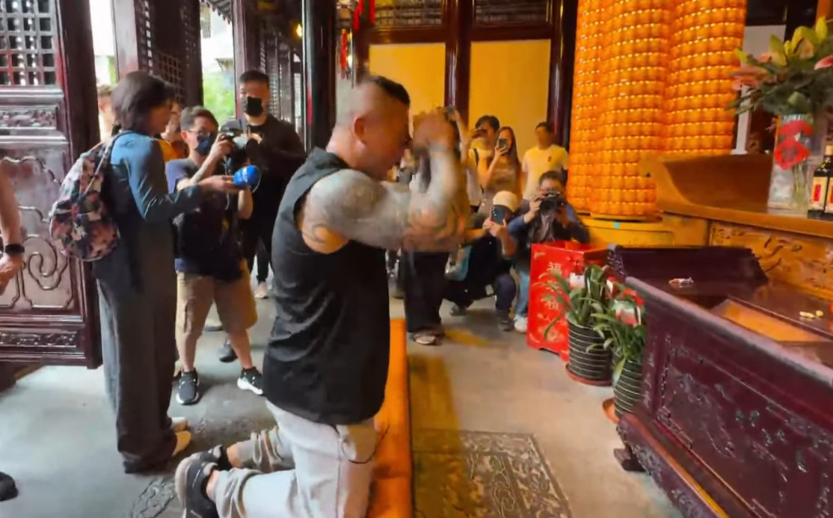 館長在上海跪了！　祈求城隍老爺「救救柯文哲」