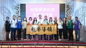 張市長與貴賓合照。