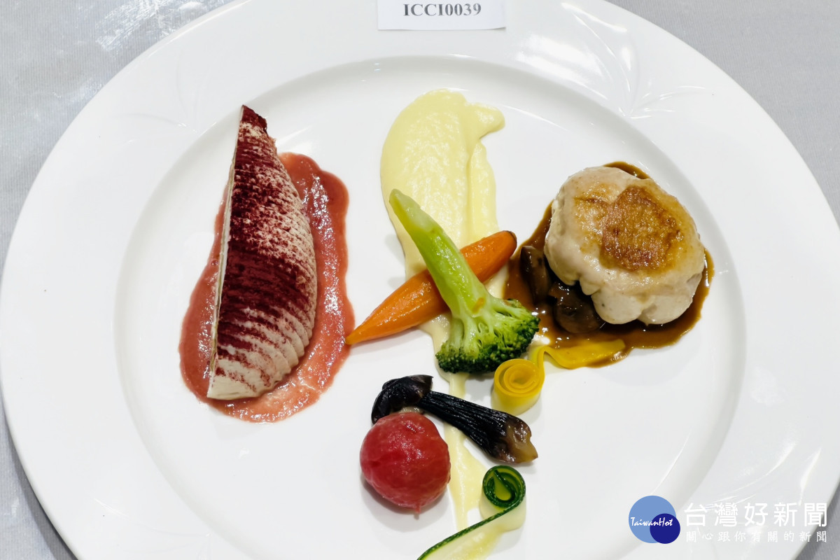 學生萬明錡(左)奪得雞肉主菜銀牌作品。