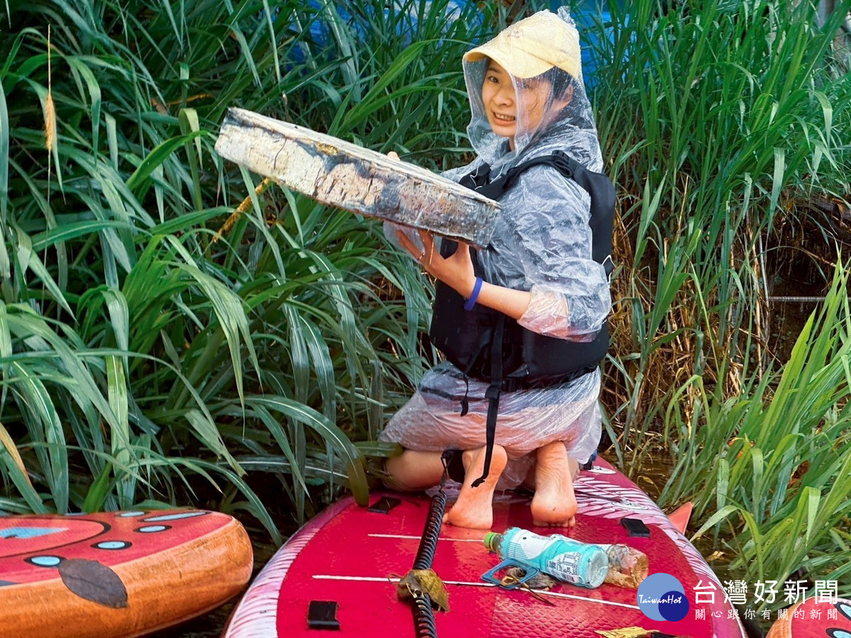 透過立式划槳（SUP）在日月潭北旦水域淨潭行動。（日管處提供）