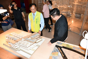 林世賢市長偕同協同策展人郭聖傑老師（右）審視彰化市城市規劃展中的模擬設計。圖／記者鄧富珍攝