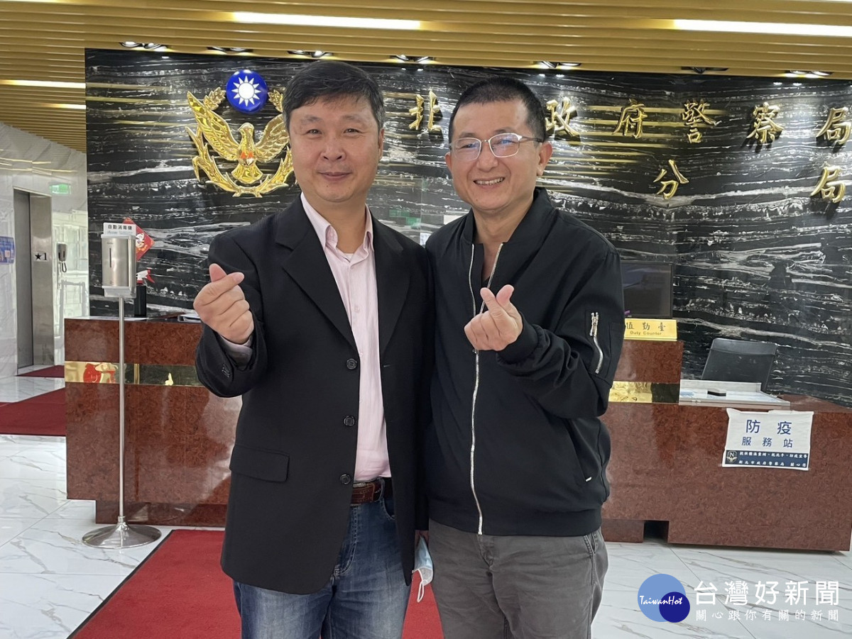 左:現任關山分局長的鍾國楨<br />
右:新莊分局防治組巡佐王聖傑