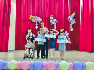畢業生代表領取畢業證書。（特教學校提供）