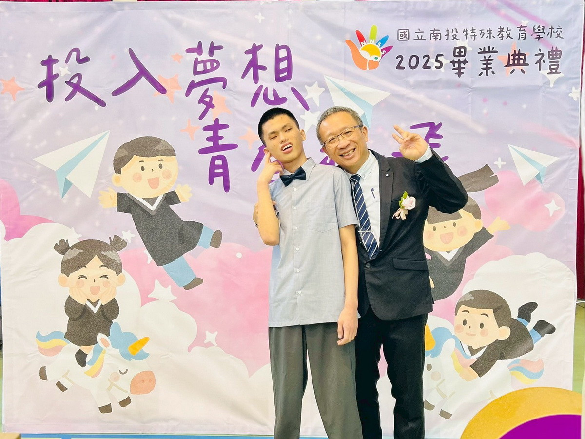 小睿完成12年國小至高中學程接受祝福。（特教學校提供）