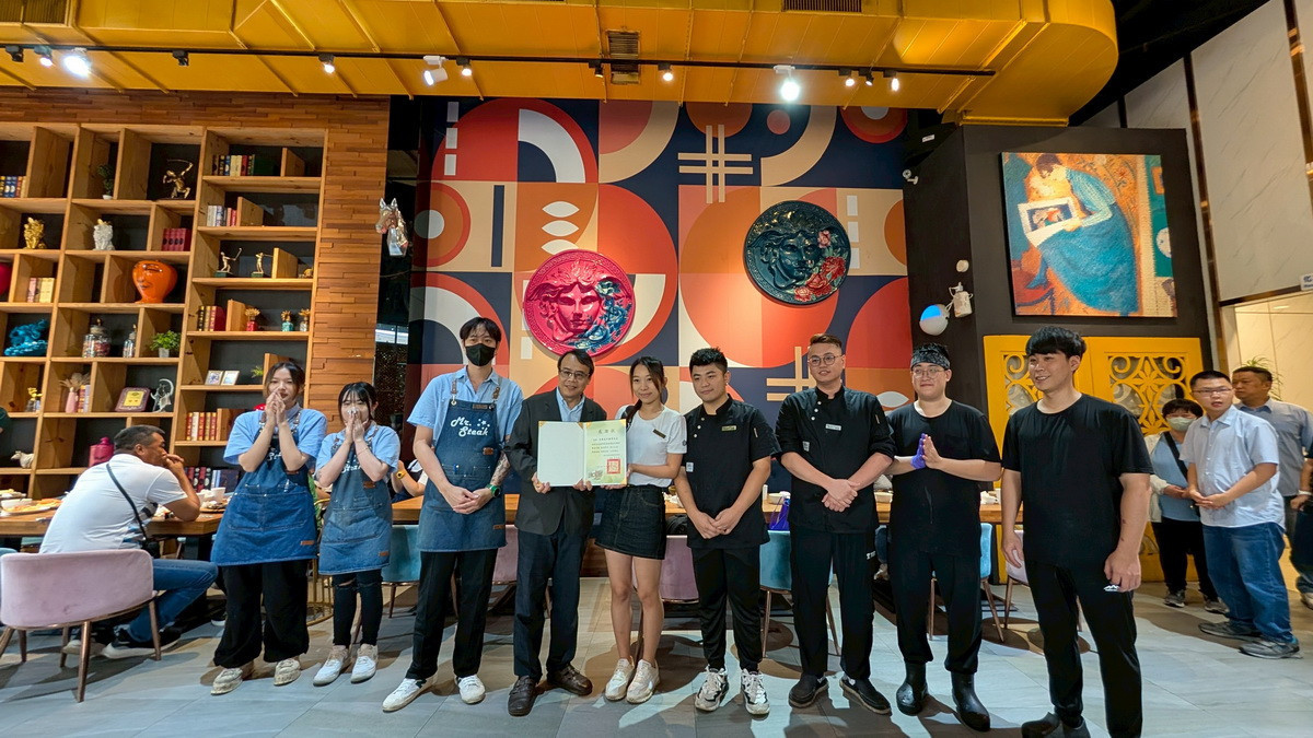 家長會長贈感謝狀予史提克牛排店。（特教學校提供）