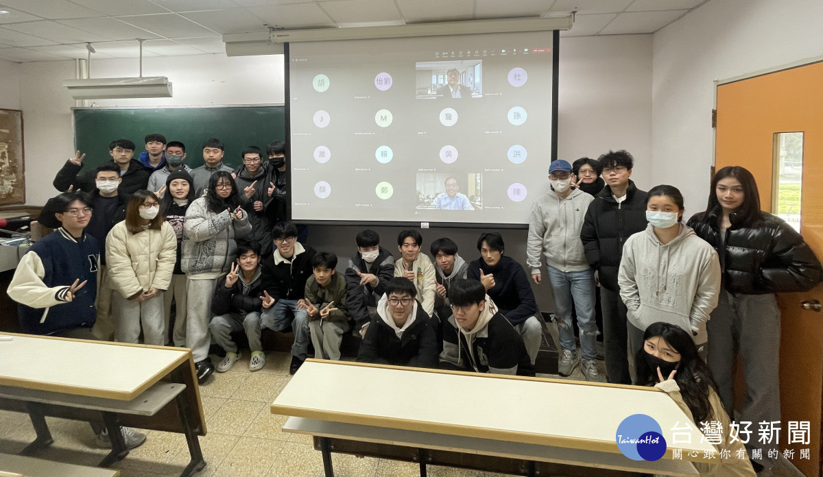 中原學生參與跨校資料科學頂石課程，課堂培養團隊合作與實戰能力。<br />
<br />
