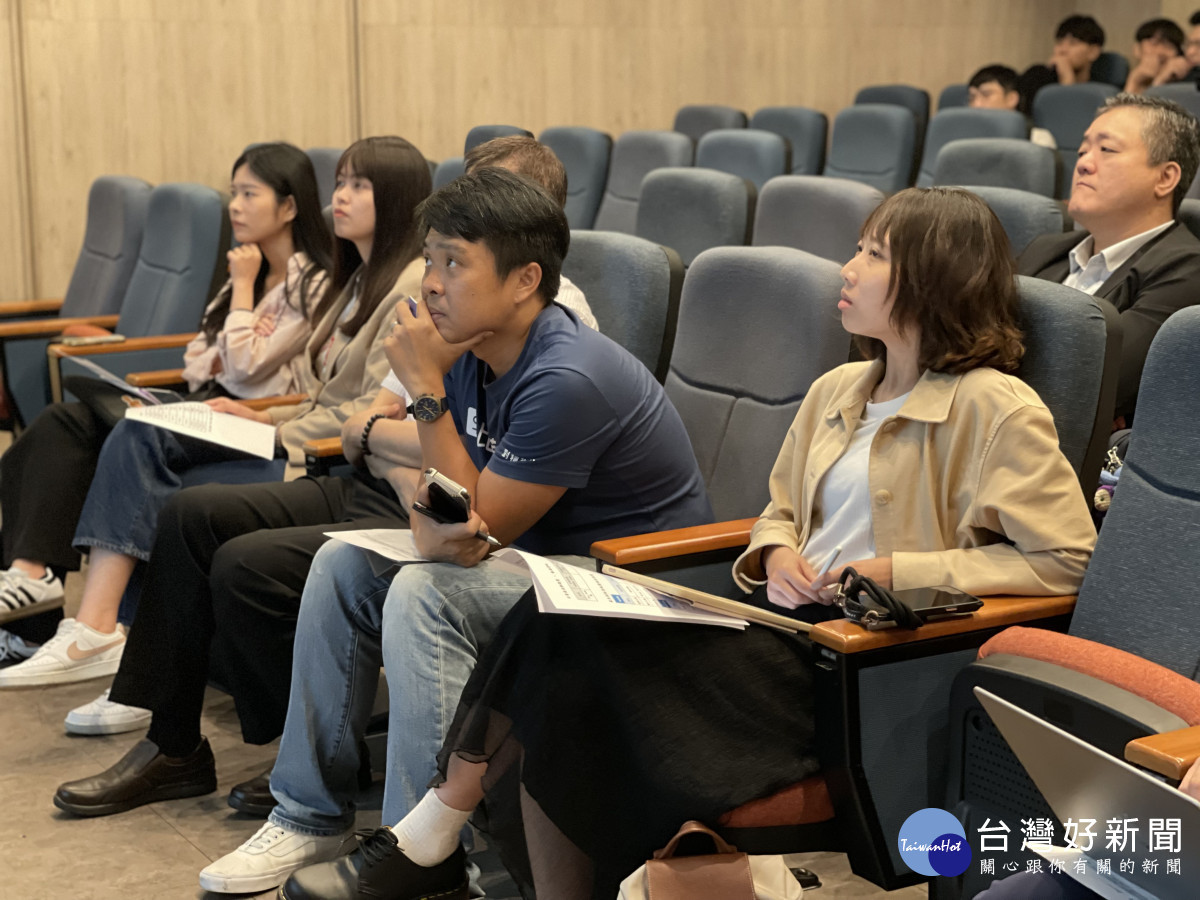 中原專題發表現場，評審委員專注審視學生提案內容，展現產學對接的高度重視。