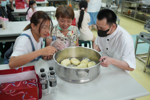 學員與家屬話家常，共同品嚐美味的包子。