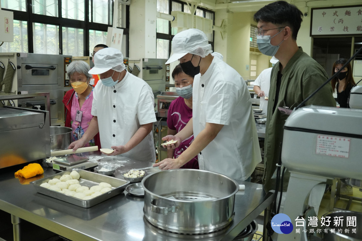 學員與家屬共同體驗製作造型包子。