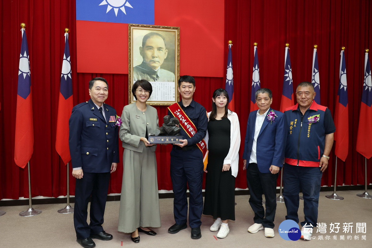 許縣長頒獎表揚縣模範警察賴柏佑。（縣府提供） <br />
<br />
