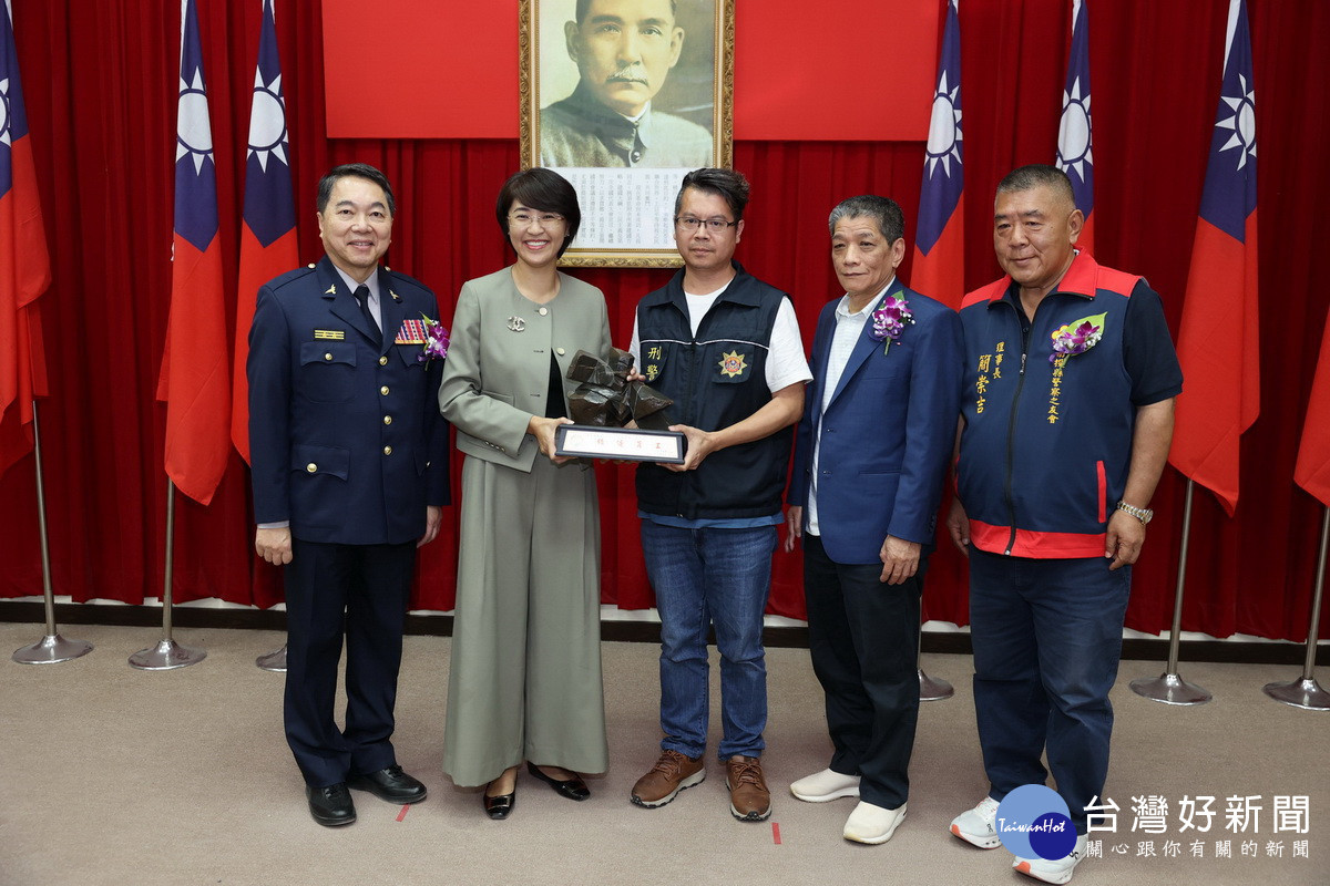 17名績優人員受表揚。（縣府提供）