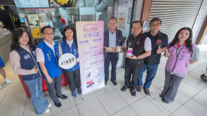 王副市長至愛心店家兌換餐食。
