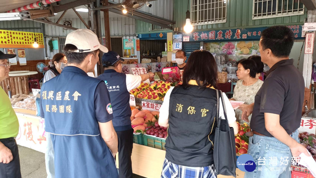 桃園市政府農業局啟動聯合稽查，前往角板山及枕頭山商圈進行攤商宣導與稽查，嚴守拉拉山水蜜桃品牌商譽。<br />
