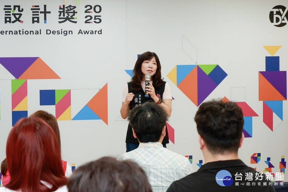 市府青年局長侯佳齡於「2025桃園設計獎」主視覺揭幕中致詞。<br />

