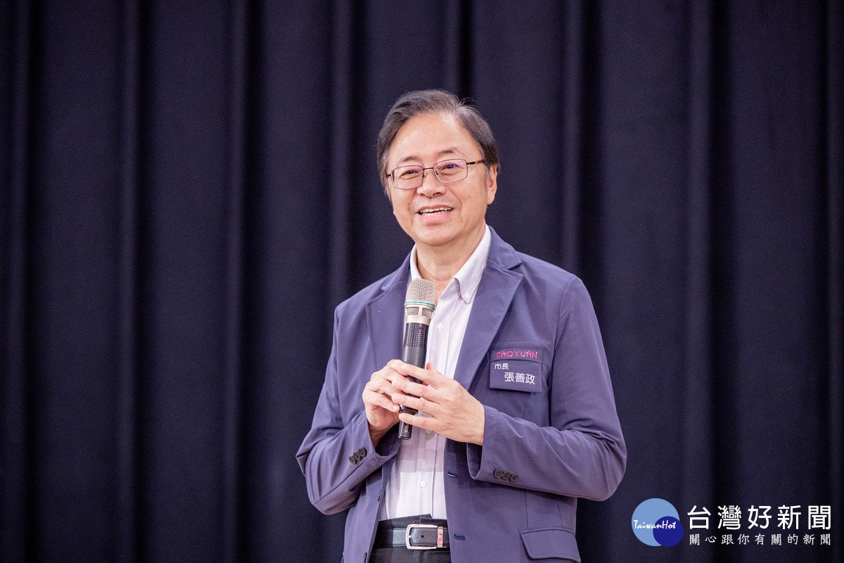 桃園市長張善政於「國際扶輪3502地區捐贈體組成分析儀與彩色眼底掃描儀」儀式中致詞。