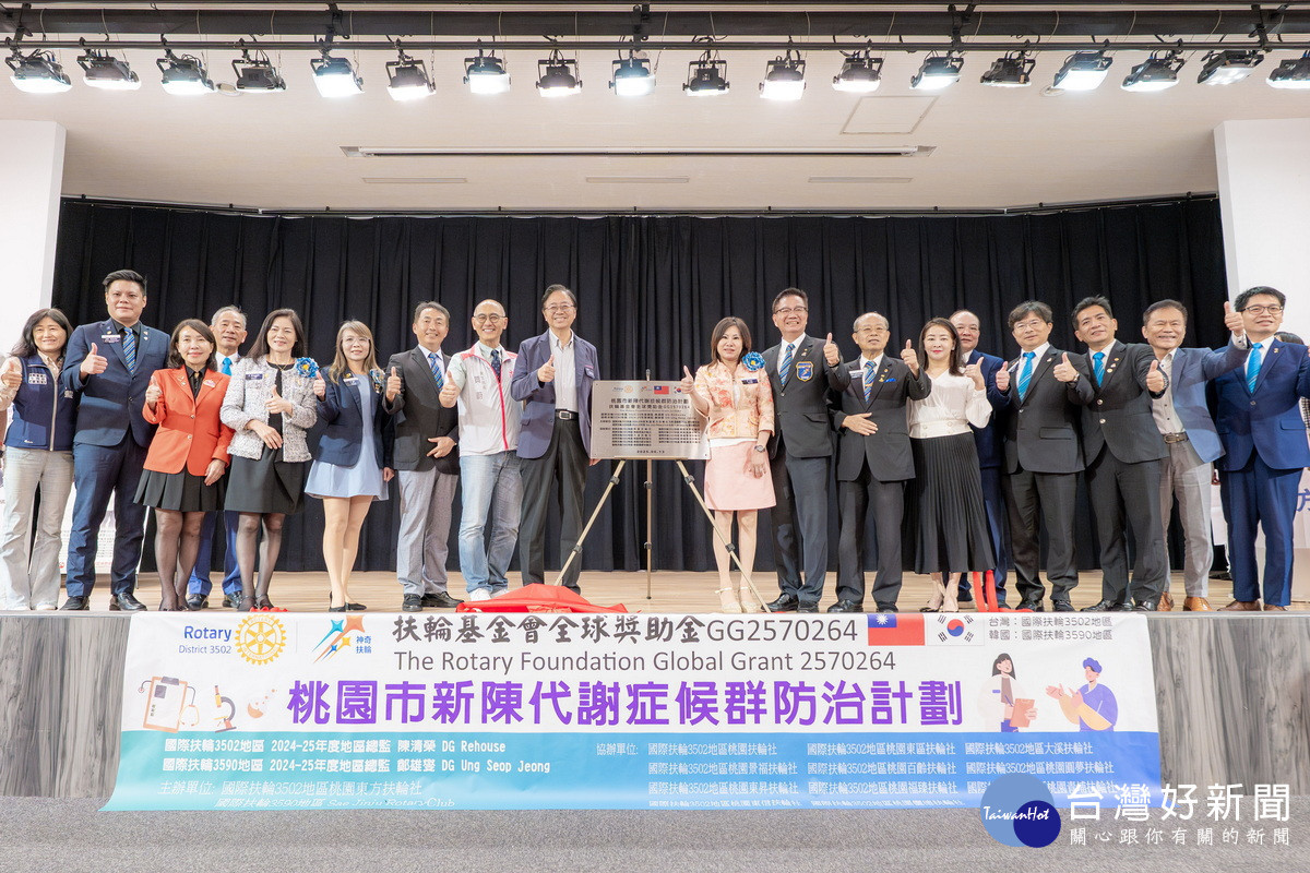 桃園市長張善政出席「國際扶輪3502地區捐贈體組成分析儀與彩色眼底掃描儀」儀式。<br />
