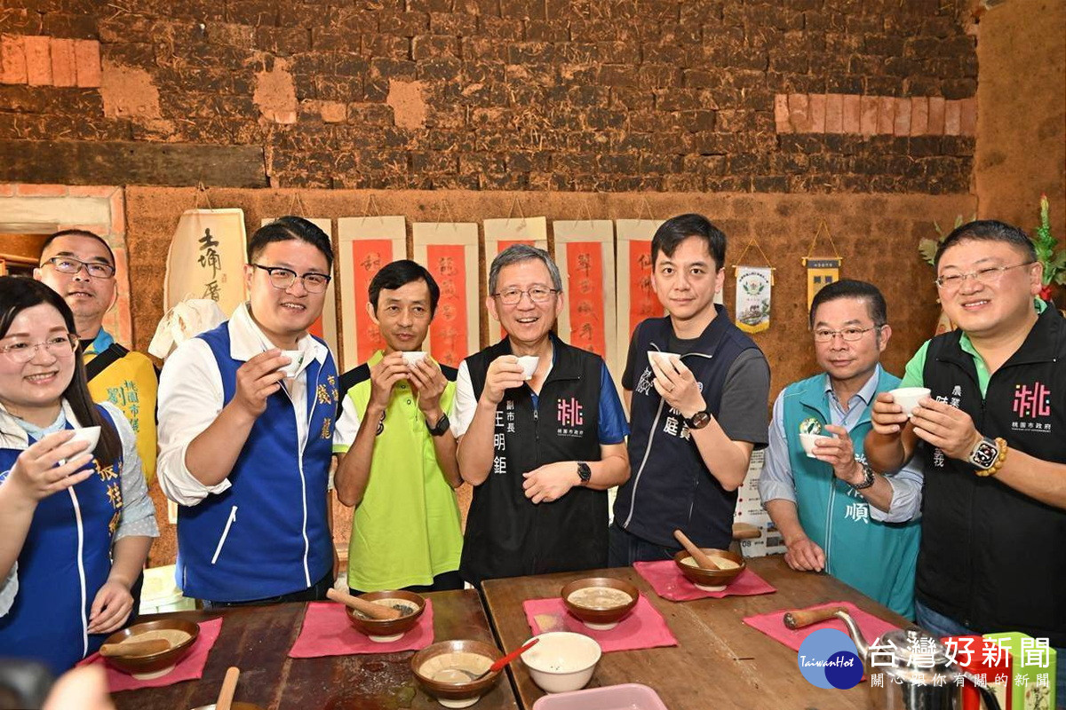 桃園市副市長王明鉅出席「2025桃園蘆竹農遊季」品嚐在地好茶。