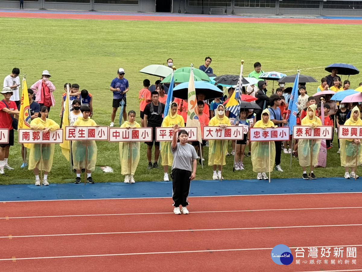 運動員代表宣誓後隨即展開正式賽事。圖／記者鄧富珍翻攝