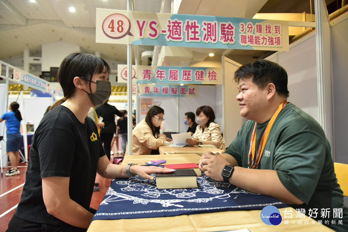 現場設置「畢業青年專區」，提供履歷健檢、模擬面試、心理測驗與職涯諮詢等一對一服務，吸引不少青年朋友運用。