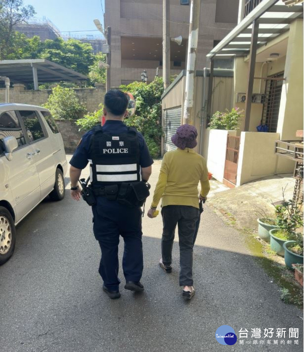 大熱天8旬婦高溫買菜迷途，壢警即時暖心照護助返家。