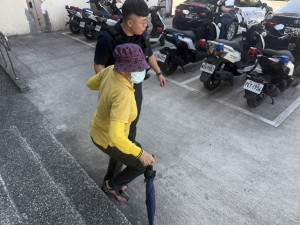 大熱天8旬婦高溫買菜迷途，壢警即時暖心照護助返家。