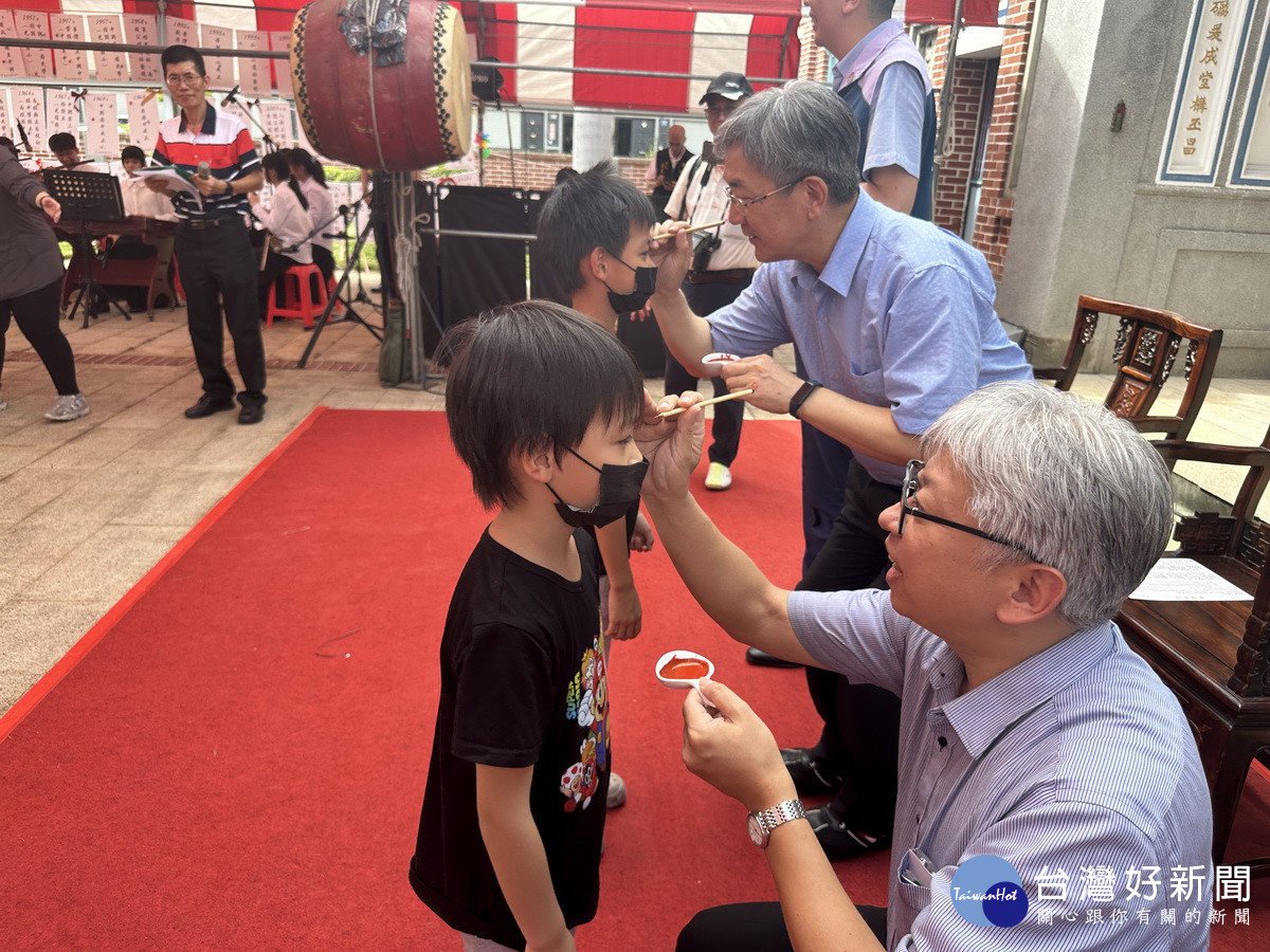 幼童點砂開智慧。（記者扶小萍攝）<br />

