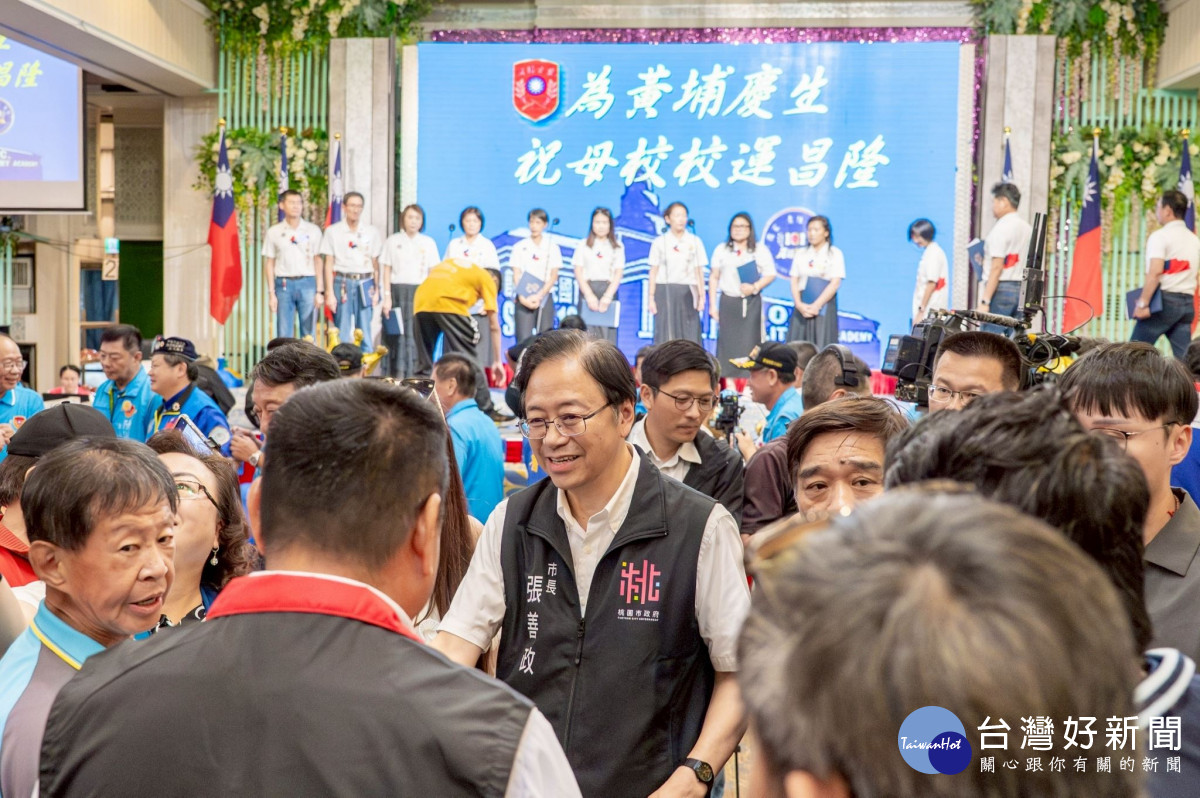 張市長與陸軍官校校友親切互動。