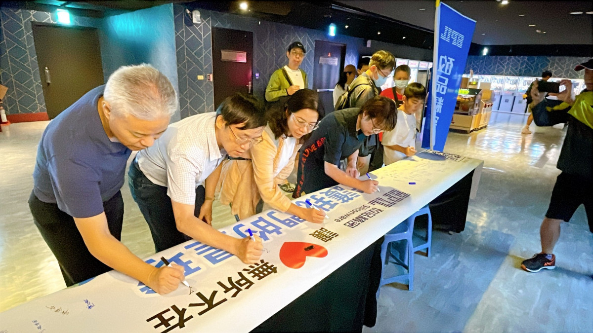 永續聯名簽署活動：左二簡坤義行政長，左ㄧ環安衛處莊欽傑處長。