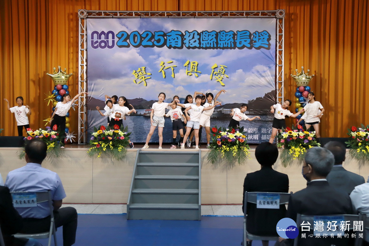 典禮中有草屯國小光華國小等同學熱舞演出。（記者扶小萍攝）