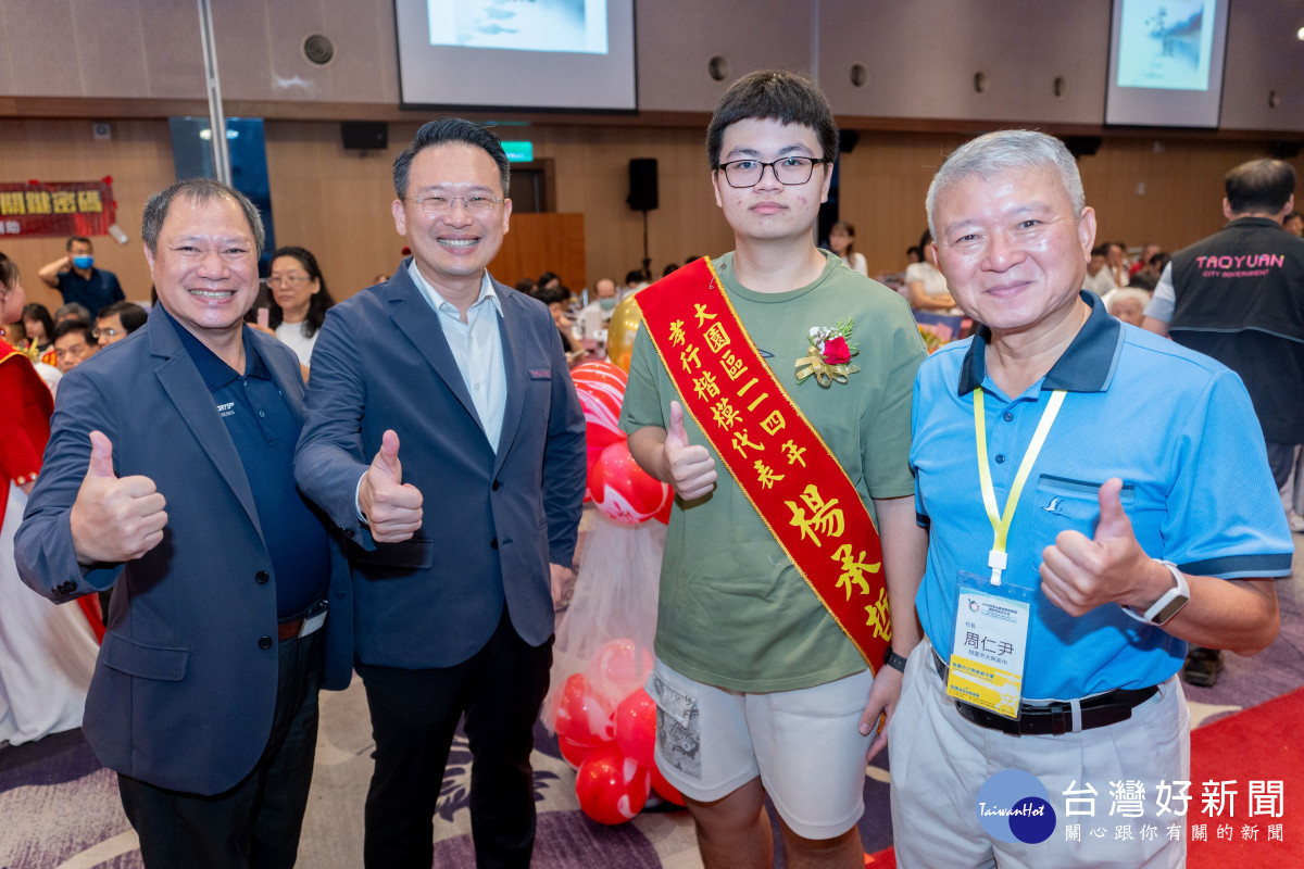 蘇副市長及貴賓與孝行楷模楊承哲合影。