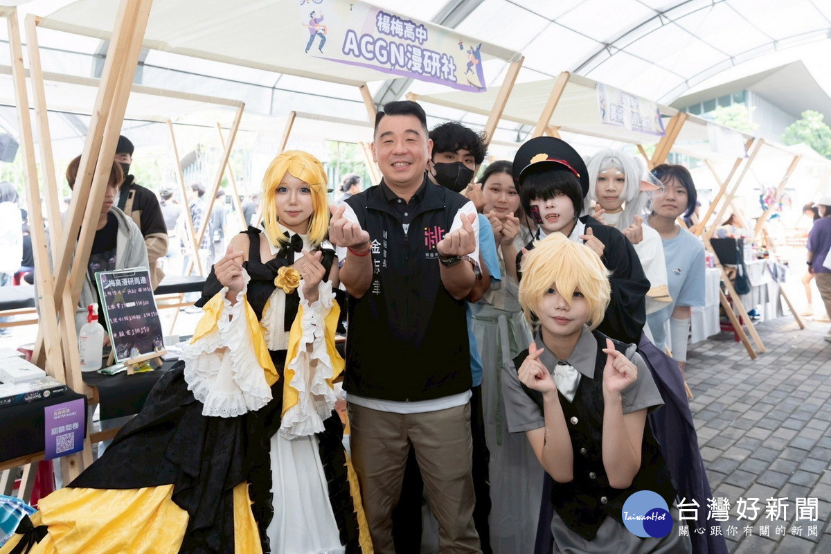 桃園市政府副秘書長金志聿鼓勵參賽選手並互動。<br />
