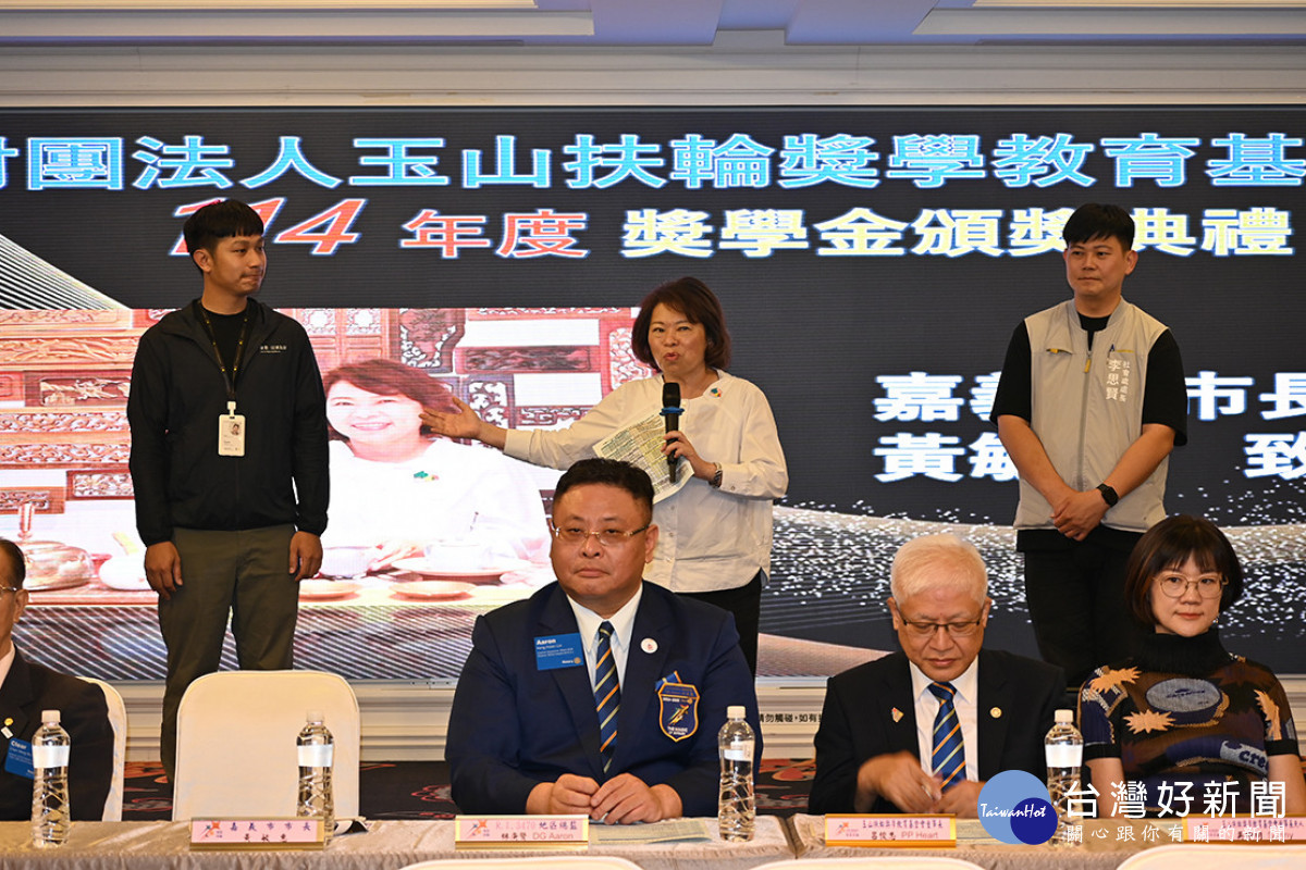 嘉義市長黃敏惠到場致意，並介紹新任智慧科技處處長楊張建南／陳致愷攝影