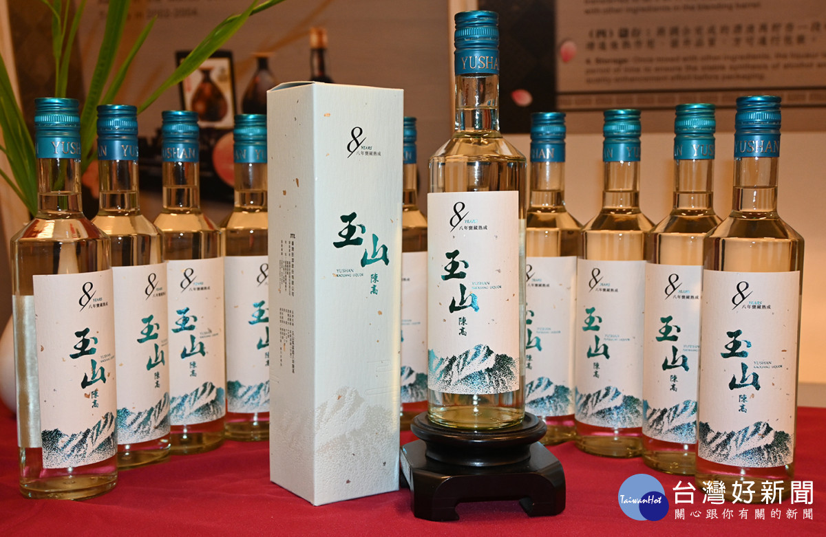 嘉義酒廠0.66公升玉山高粱八年陳高(深海藍)／陳致愷攝影