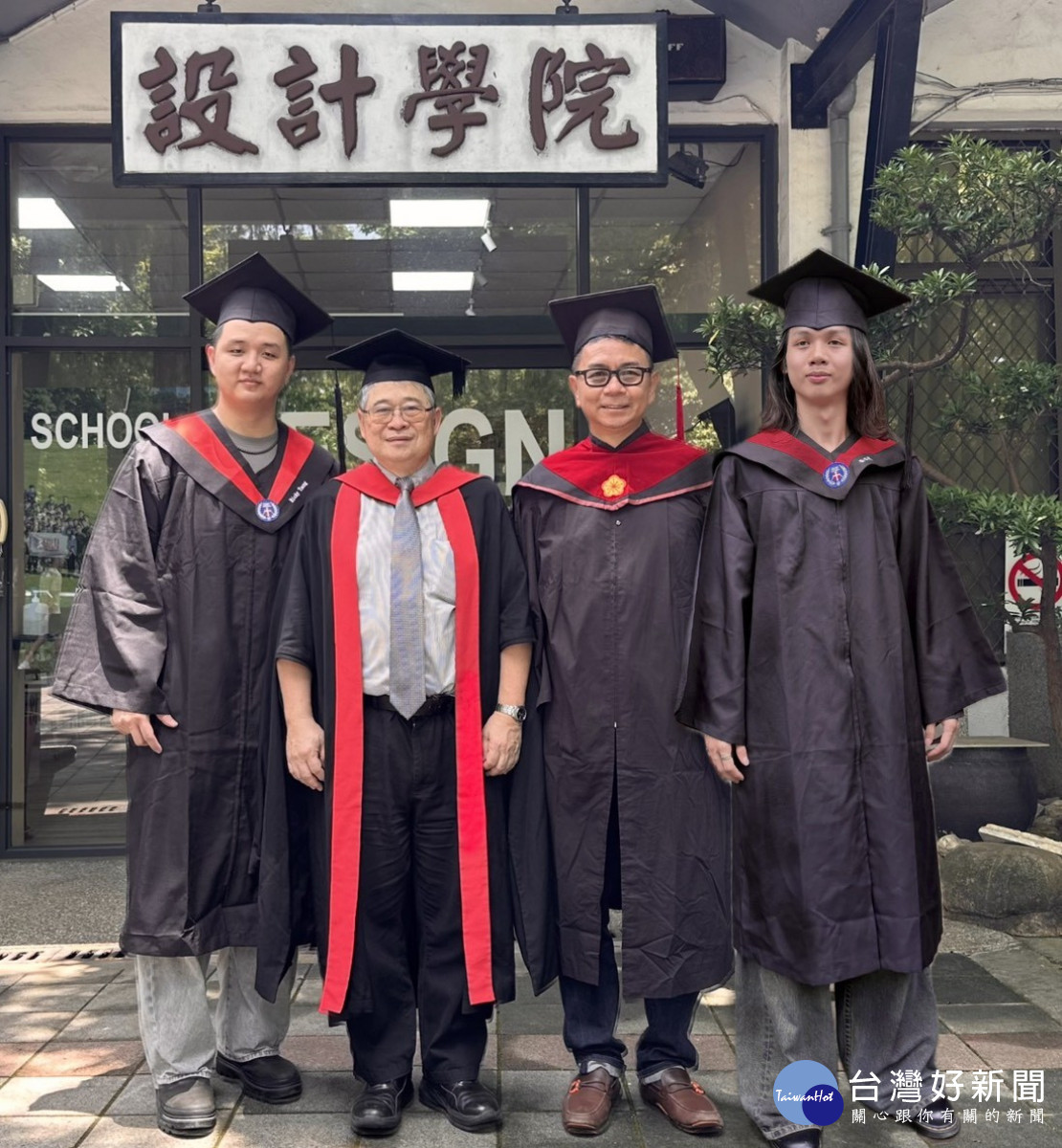 中原大學室設所畢業生曾傳傑(右2)與兒子曾煜品(左)、曾琨昱(右)，以及指導教授陳其澎(左2)於設計學院前合影。