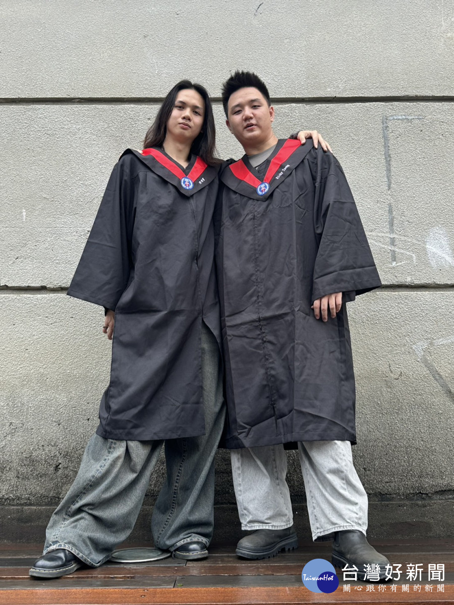 曾家兄弟相差兩歲，因緣際會，2025年6月同時自中原大學設計學院畢業。(左起：曾琨昱、曾煜品)<br />
<br />
