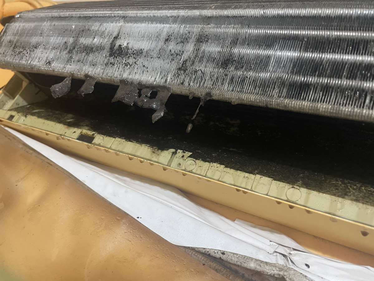 超過20年的老舊機器，一段時間沒有清潔保養下，室內機內不容易卡灰塵、棉絮甚至發霉，對呼吸道可能產生相當影響。