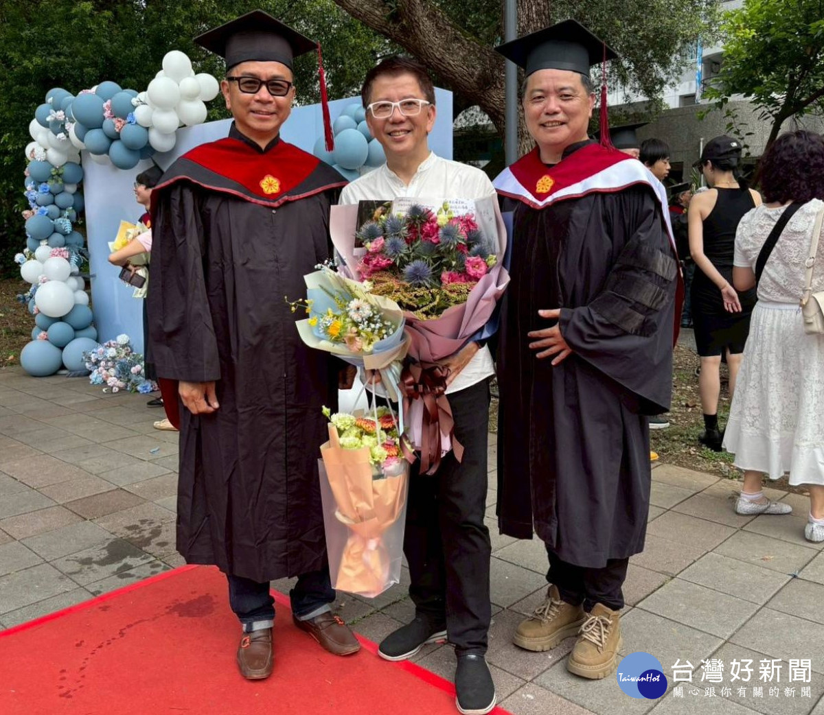中原大學設計學院副院長陳歷渝(中)肯定室設所畢業生曾傳傑(左)勇於探索新知的終身學習精神。<br />
<br />
