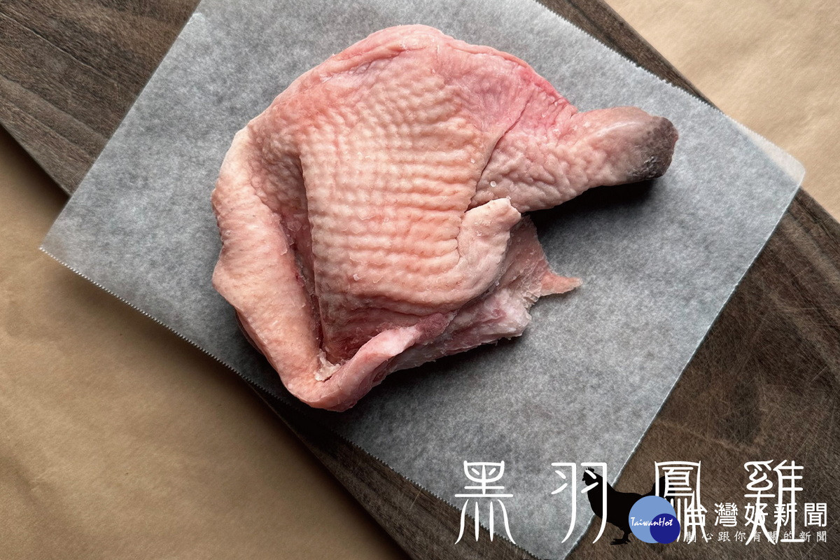 桃園洺鈞畜產發表全新品牌「黑羽鳳雞」。
