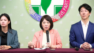 民主進步黨發言人吳崢（右）、台北市議員簡舒培（中），與台北市議員林亮君（左）。（圖／翻攝自民主進步黨YouTube直播）